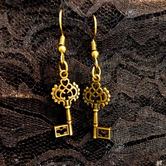 🎃🍁🎃Victorian Brass Key Earrings🎃🍁 - Picture 2 of 3